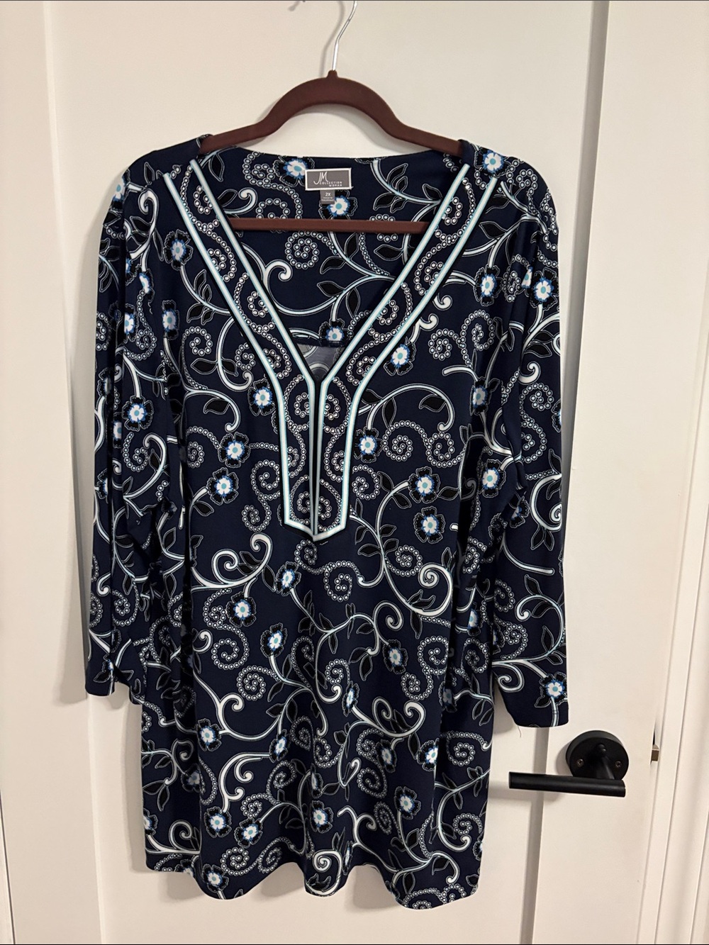 JM Collection Navy Floral V-Neck Long Sleeve Tunic. 2X women’s plus.